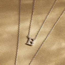 Isabel Bernard Saint Germain Chloé 14 karaat witgouden initial collier met letter Online