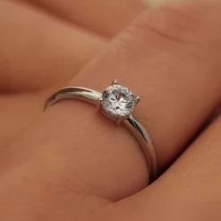 Isabel Bernard Saint Germain de Buci 14 karaat witgouden ring met zirkonia steentje New