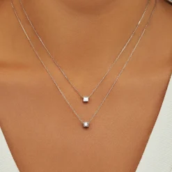 Isabel Bernard Saint Germain Felie 14 karaat witgouden kubus bedel met zirkonia steentje Discount