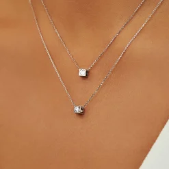 Isabel Bernard Saint Germain Felie 14 karaat witgouden kubus bedel met zirkonia steentje Discount