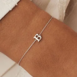 Isabel Bernard Saint Germain Rachel 14 karaat witgouden initial armband met letter Best