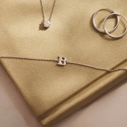 Isabel Bernard Saint Germain Rachel 14 karaat witgouden initial armband met letter Best
