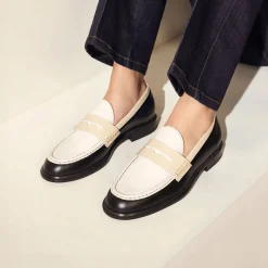Isabel Bernard Vendôme Blandine zwart en wit leren loafers van kalfsleer met witte details Best Sale